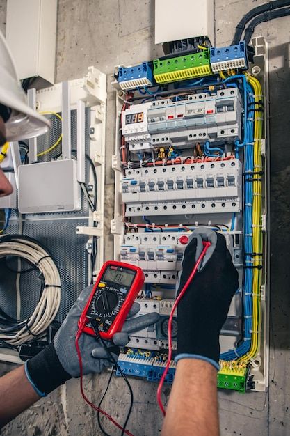 Kartal'da deneyimli elektrik ustası, modern bir elektrik panosunun güvenlik kontrolünü yapıyor.